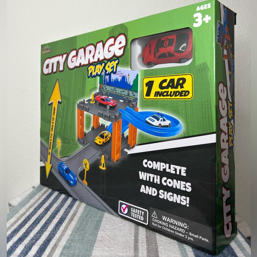 Racers City Garage Playset W/1 Car 🚗 Comes W/ Cones & Signs Too! Brand New!!